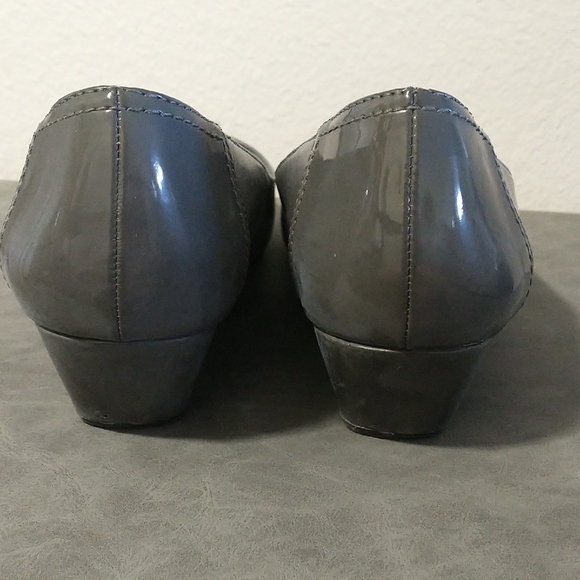 Life Stride Gray Women's Shoes with Buckle Detail - Picture 4 of 7